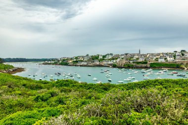 Le Conquet, Fransa yakınlarındaki güzel Brittany 'deki deniz feneri Phare de Kermorvan yolunda