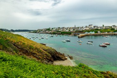Le Conquet, Fransa yakınlarındaki güzel Brittany 'deki deniz feneri Phare de Kermorvan yolunda