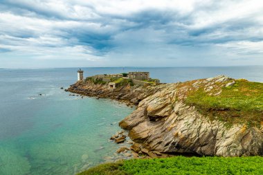 Le Conquet, Fransa yakınlarındaki güzel Brittany 'deki deniz feneri Phare de Kermorvan yolunda