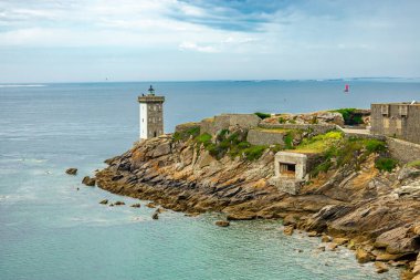 Le Conquet, Fransa yakınlarındaki güzel Brittany 'deki deniz feneri Phare de Kermorvan yolunda