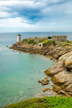 Le Conquet, Fransa yakınlarındaki güzel Brittany 'deki deniz feneri Phare de Kermorvan yolunda