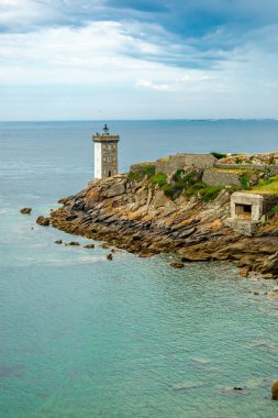 Le Conquet, Fransa yakınlarındaki güzel Brittany 'deki deniz feneri Phare de Kermorvan yolunda