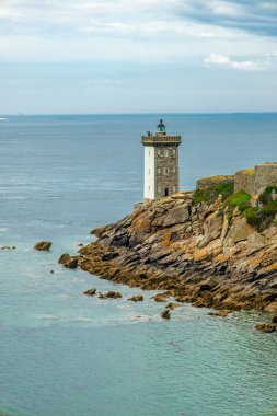 Le Conquet, Fransa yakınlarındaki güzel Brittany 'deki deniz feneri Phare de Kermorvan yolunda