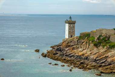 Le Conquet, Fransa yakınlarındaki güzel Brittany 'deki deniz feneri Phare de Kermorvan yolunda