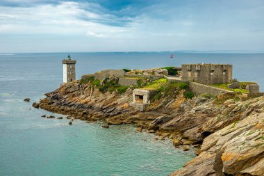 Le Conquet, Fransa yakınlarındaki güzel Brittany 'deki deniz feneri Phare de Kermorvan yolunda