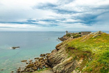 Le Conquet, Fransa yakınlarındaki güzel Brittany 'deki deniz feneri Phare de Kermorvan yolunda