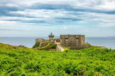 Le Conquet, Fransa yakınlarındaki güzel Brittany 'deki deniz feneri Phare de Kermorvan yolunda
