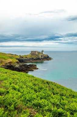Le Conquet, Fransa yakınlarındaki güzel Brittany 'deki deniz feneri Phare de Kermorvan yolunda