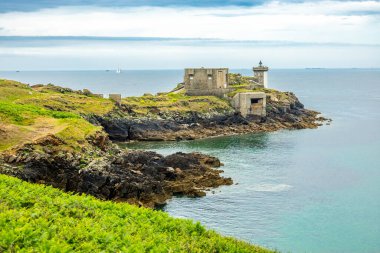 Le Conquet, Fransa yakınlarındaki güzel Brittany 'deki deniz feneri Phare de Kermorvan yolunda