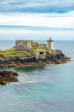 Le Conquet, Fransa yakınlarındaki güzel Brittany 'deki deniz feneri Phare de Kermorvan yolunda