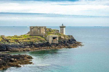 Le Conquet, Fransa yakınlarındaki güzel Brittany 'deki deniz feneri Phare de Kermorvan yolunda