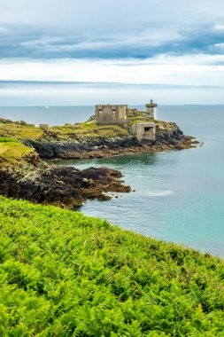 Le Conquet, Fransa yakınlarındaki güzel Brittany 'deki deniz feneri Phare de Kermorvan yolunda
