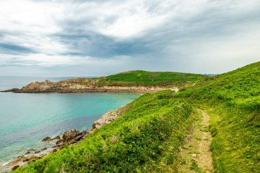 Le Conquet, Fransa yakınlarındaki güzel Brittany 'deki deniz feneri Phare de Kermorvan yolunda