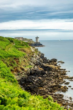 Le Conquet, Fransa yakınlarındaki güzel Brittany 'deki deniz feneri Phare de Kermorvan yolunda