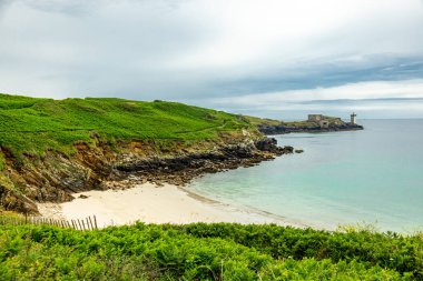 Le Conquet, Fransa yakınlarındaki güzel Brittany 'deki deniz feneri Phare de Kermorvan yolunda