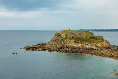 Le Conquet, Fransa yakınlarındaki güzel Brittany 'deki deniz feneri Phare de Kermorvan yolunda