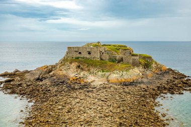 Le Conquet, Fransa yakınlarındaki güzel Brittany 'deki deniz feneri Phare de Kermorvan yolunda