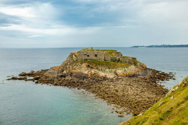 Le Conquet, Fransa yakınlarındaki güzel Brittany 'deki deniz feneri Phare de Kermorvan yolunda
