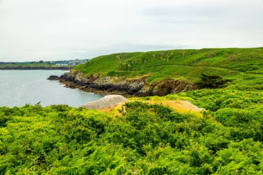 Le Conquet, Fransa yakınlarındaki güzel Brittany 'deki deniz feneri Phare de Kermorvan yolunda