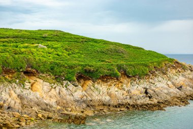 Le Conquet, Fransa yakınlarındaki güzel Brittany 'deki deniz feneri Phare de Kermorvan yolunda