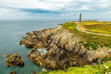 Plougonvelin-Fransa yakınlarındaki güzel Brittany 'deki Pointe Saint-Mathieu' de küçük bir keşif turu.