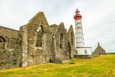 Plougonvelin-Fransa yakınlarındaki güzel Brittany 'deki Pointe Saint-Mathieu' de küçük bir keşif turu.