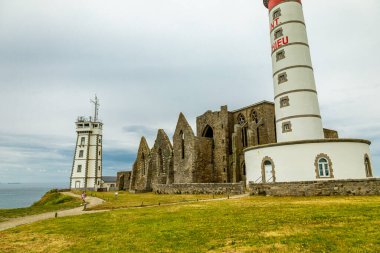 Plougonvelin-Fransa yakınlarındaki güzel Brittany 'deki Pointe Saint-Mathieu' de küçük bir keşif turu.