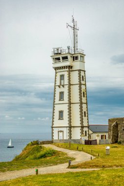 Plougonvelin-Fransa yakınlarındaki güzel Brittany 'deki Pointe Saint-Mathieu' de küçük bir keşif turu.