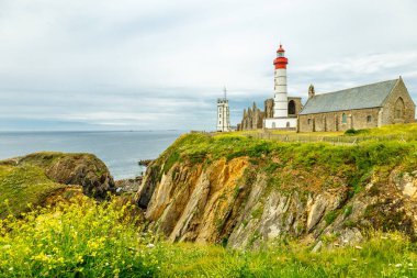 Plougonvelin-Fransa yakınlarındaki güzel Brittany 'deki Pointe Saint-Mathieu' de küçük bir keşif turu.