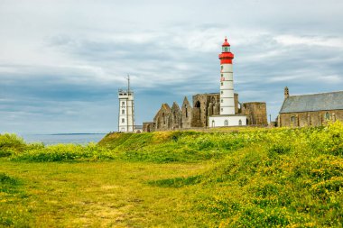 Plougonvelin-Fransa yakınlarındaki güzel Brittany 'deki Pointe Saint-Mathieu' de küçük bir keşif turu.