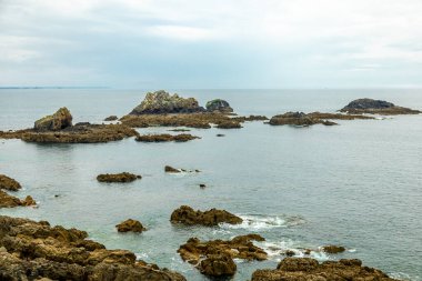 Plougonvelin-Fransa yakınlarındaki güzel Brittany 'deki Pointe Saint-Mathieu' de küçük bir keşif turu.