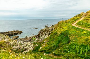 Plougonvelin-Fransa yakınlarındaki güzel Brittany 'deki Pointe Saint-Mathieu' de küçük bir keşif turu.
