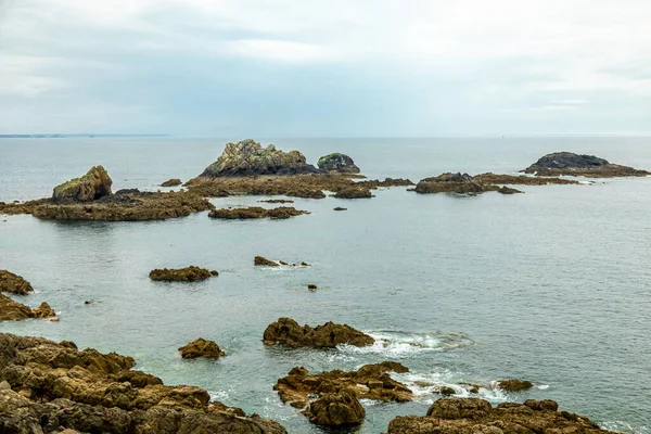 Plougonvelin-Fransa yakınlarındaki güzel Brittany 'deki Pointe Saint-Mathieu' de küçük bir keşif turu.