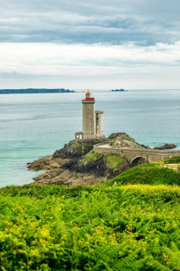 Plouzan, Fransa yakınlarındaki güzel Brittany 'deki Phare du Petit Minou' da küçük bir keşif turu.