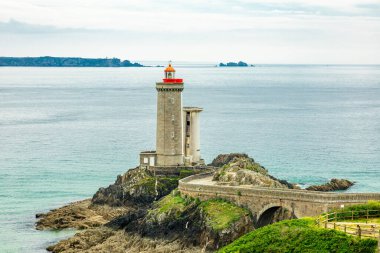 Plouzan, Fransa yakınlarındaki güzel Brittany 'deki Phare du Petit Minou' da küçük bir keşif turu.