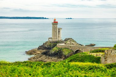 Plouzan, Fransa yakınlarındaki güzel Brittany 'deki Phare du Petit Minou' da küçük bir keşif turu.