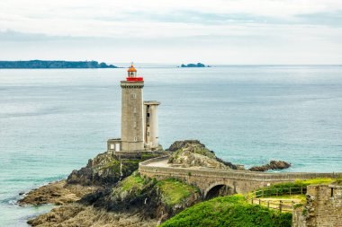 Plouzan, Fransa yakınlarındaki güzel Brittany 'deki Phare du Petit Minou' da küçük bir keşif turu.