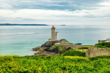 Plouzan, Fransa yakınlarındaki güzel Brittany 'deki Phare du Petit Minou' da küçük bir keşif turu.