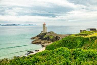 Plouzan, Fransa yakınlarındaki güzel Brittany 'deki Phare du Petit Minou' da küçük bir keşif turu.