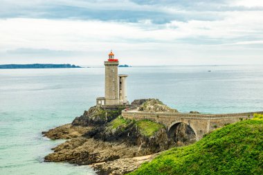 Plouzan, Fransa yakınlarındaki güzel Brittany 'deki Phare du Petit Minou' da küçük bir keşif turu.