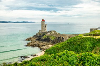 Plouzan, Fransa yakınlarındaki güzel Brittany 'deki Phare du Petit Minou' da küçük bir keşif turu.
