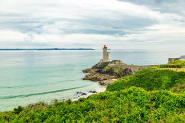 Plouzan, Fransa yakınlarındaki güzel Brittany 'deki Phare du Petit Minou' da küçük bir keşif turu.