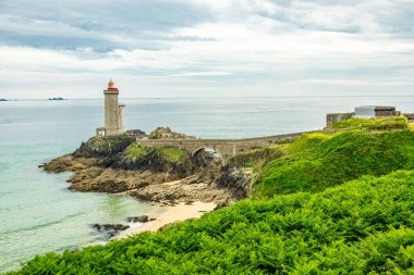 Plouzan, Fransa yakınlarındaki güzel Brittany 'deki Phare du Petit Minou' da küçük bir keşif turu.