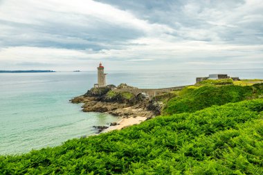 Plouzan, Fransa yakınlarındaki güzel Brittany 'deki Phare du Petit Minou' da küçük bir keşif turu.