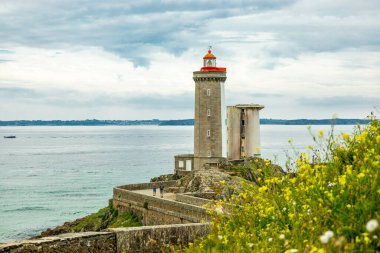 Plouzan, Fransa yakınlarındaki güzel Brittany 'deki Phare du Petit Minou' da küçük bir keşif turu.