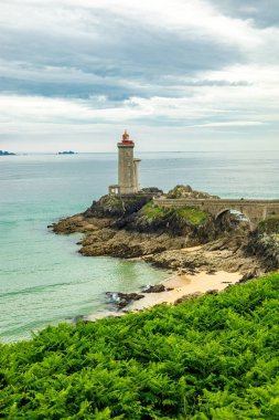 Plouzan, Fransa yakınlarındaki güzel Brittany 'deki Phare du Petit Minou' da küçük bir keşif turu.