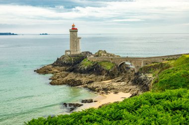 Plouzan, Fransa yakınlarındaki güzel Brittany 'deki Phare du Petit Minou' da küçük bir keşif turu.