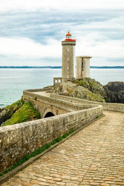 Plouzan, Fransa yakınlarındaki güzel Brittany 'deki Phare du Petit Minou' da küçük bir keşif turu.