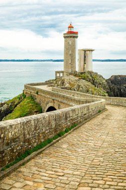 Plouzan, Fransa yakınlarındaki güzel Brittany 'deki Phare du Petit Minou' da küçük bir keşif turu.