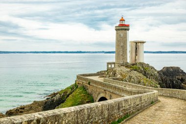 Plouzan, Fransa yakınlarındaki güzel Brittany 'deki Phare du Petit Minou' da küçük bir keşif turu.